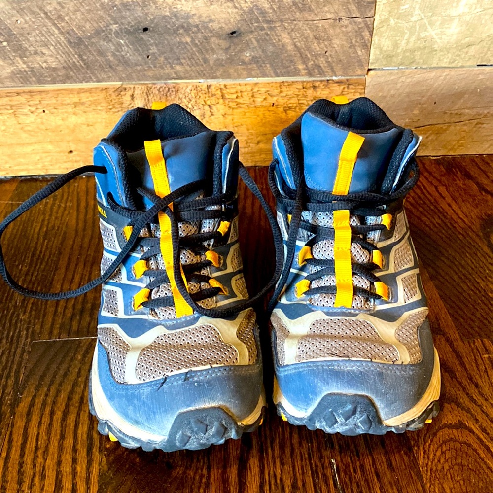 Boys Merrell hiking boots. Size 6M.